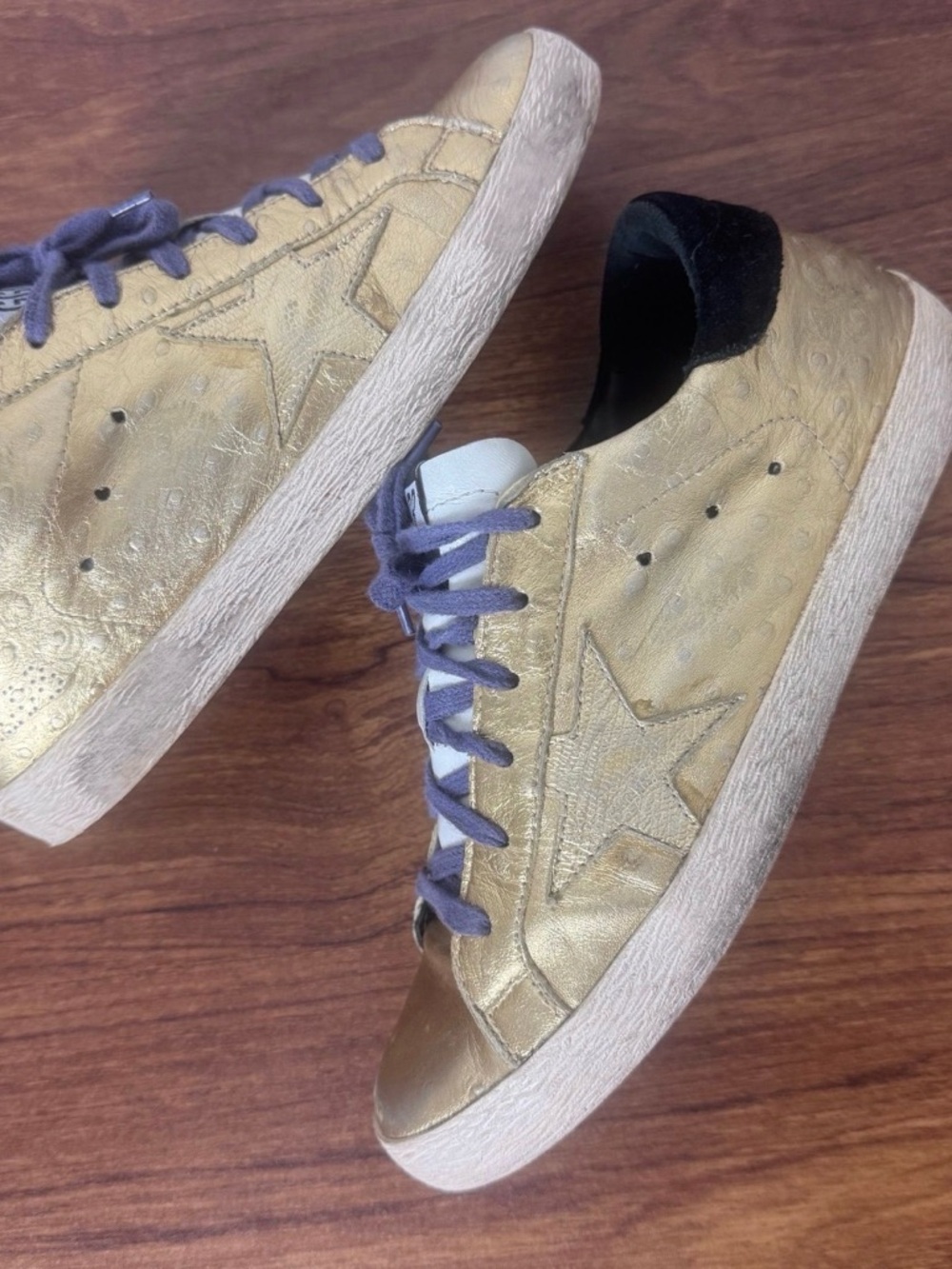 $698 Golden Goose Metallic Gold Low-Top Sneakers with Purple Laces - Picture 3 of 10